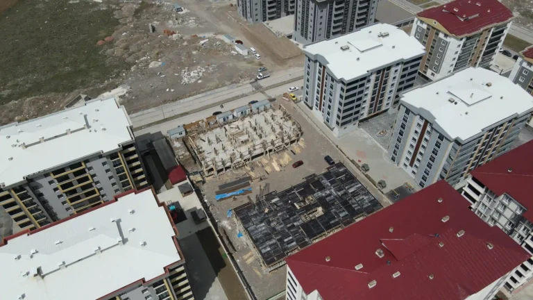 Yıldızkent'in yükselen değeri olan modern konut projesi, RE/MAX Kırmızı'nın sunduğu taksitli satılık dairelerle yatırım fırsatı sunuyor