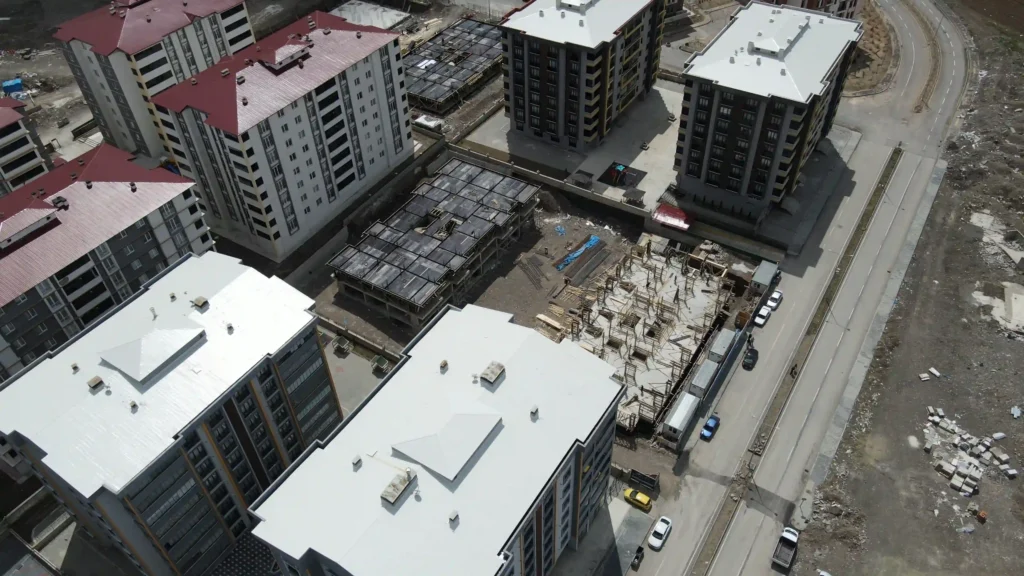 Erzurum'un doğal güzelliklerine bakan ferah balkon, Yıldızkent'teki taksitli satılık dairelerin sunduğu manzara keyfi